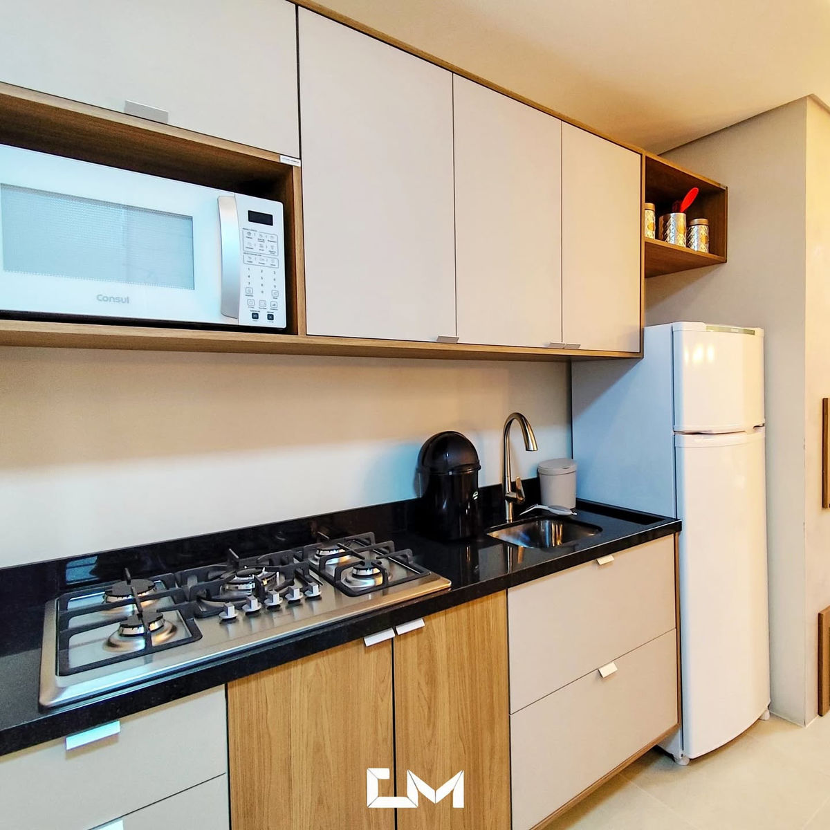 Cozinha planejada com ilha central em Canoas